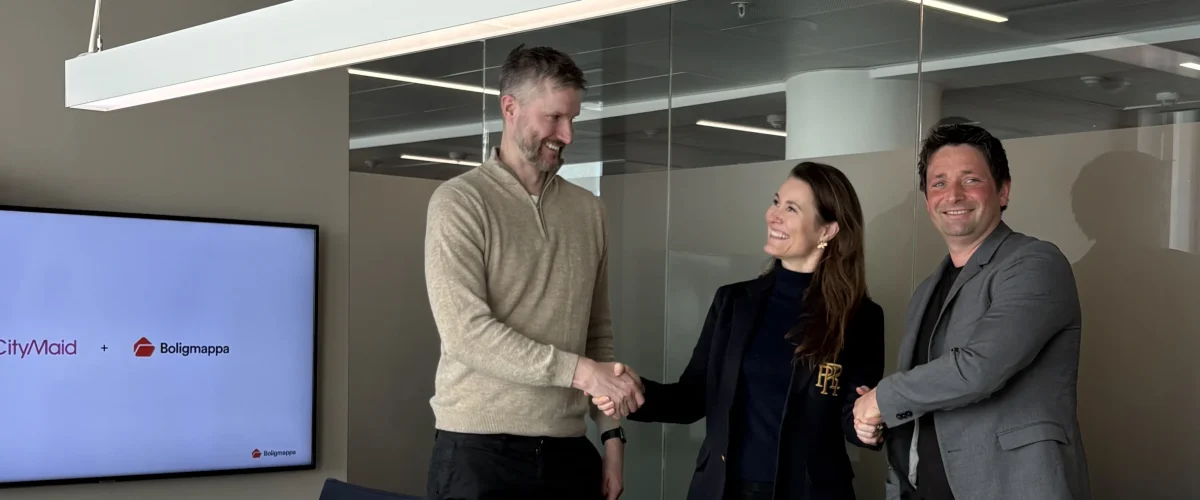 Ansatt fra CityMaid som håndhilser og inngår avtale med Boligmappa