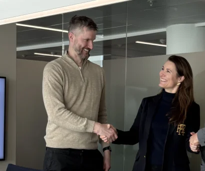 Ansatt fra CityMaid som håndhilser og inngår avtale med Boligmappa