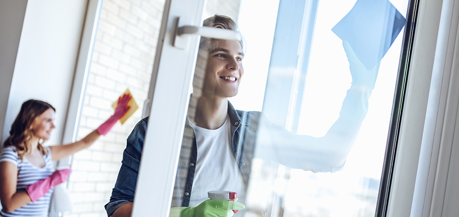 Likestilling - mann og dame vasker