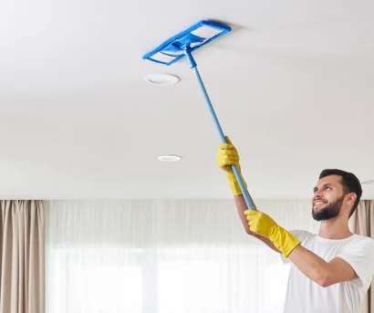 Mann rengjør taket etter oppussing