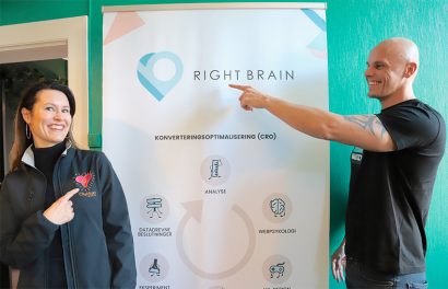 Vibeke og Joachim foran 'Right Brain'-plakat