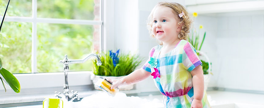 Liten jente tar sommervasken