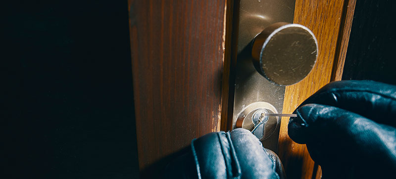 Tyv som dirker opp lås