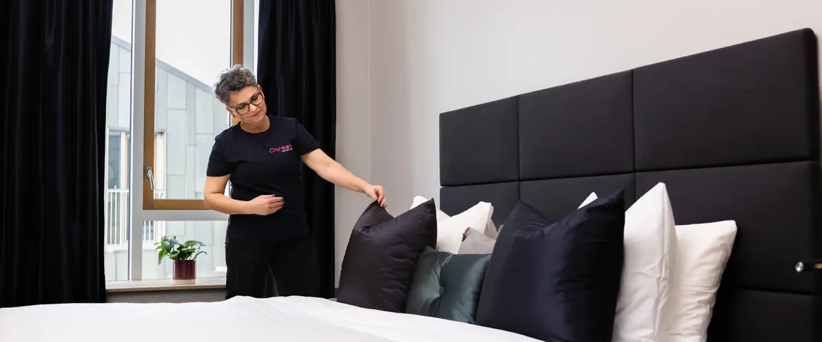 CityMaid ansatt pynter på sengetøy