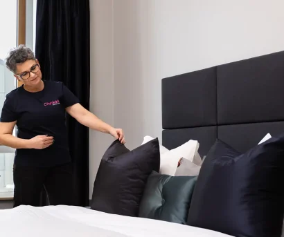 CityMaid ansatt pynter på sengetøy